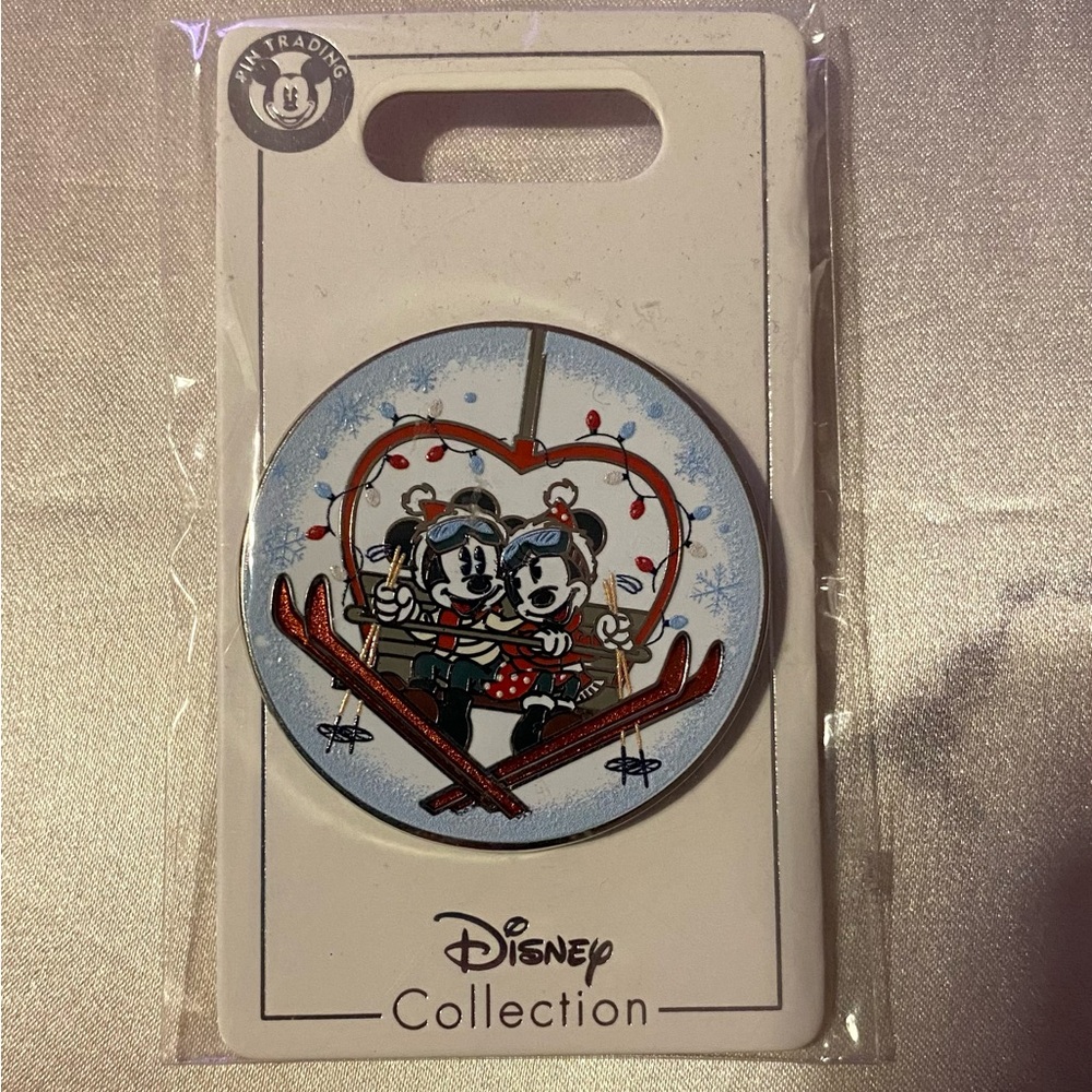 Disney Mickey And Minnie Mouse Holiday Pin